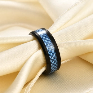Anello uomo 8mm in acciaio inossidabile nero con inserto in fibra di carbonio blu su seta