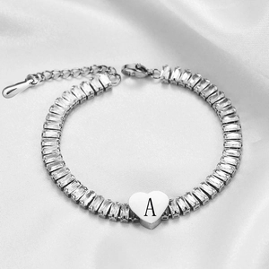 Tennisarmband met 11mm hartvormige hanger gegraveerd letter A en heldere zirkonia steentjes