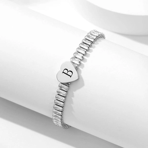 Zilveren zirkoon armband met een gepolijste hartvormige hanger en de letter B