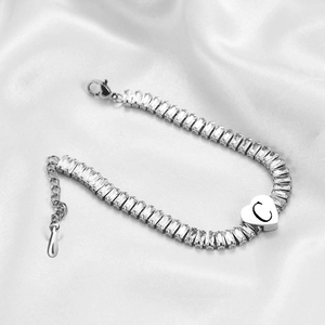 Zilveren armband met baguette-zirkonia en hartvormige hanger met letter C gravure