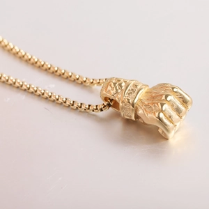 Collana retrò in acciaio inossidabile con ciondolo a pugno da 31mm e catena dorata