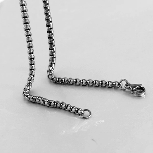 Dettaglio di una catena box in acciaio inossidabile argento con chiusura a moschettone