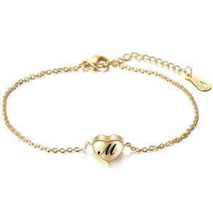 Detail van 18K vergulde armband met hartvormige hanger en gegraveerde letter M