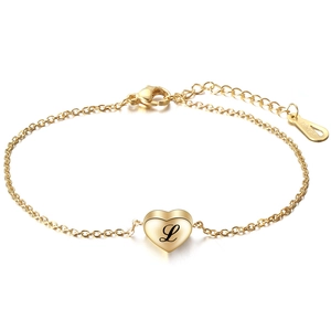 Detailopname van 18K vergulde hartbedel met zwarte letter L gravure op de armband
