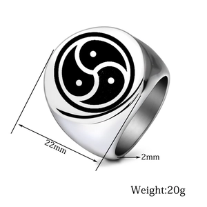 Detailansicht eines 22mm Edelstahlrings mit graviertem Triskelion-Symbol und Maßen