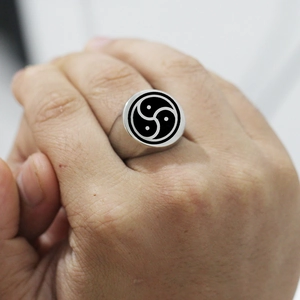 Vintage Siegelring aus Edelstahl mit schwarzem Triskele-Symbol für Damen und Herren