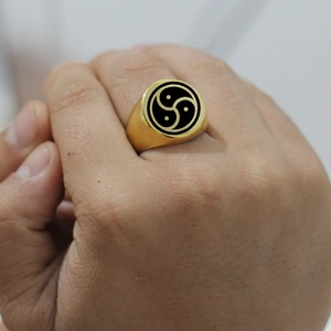 Retro 22mm goldener Edelstahl-Siegelring mit schwarzem Emaille-Triskelion-Totem für Damen