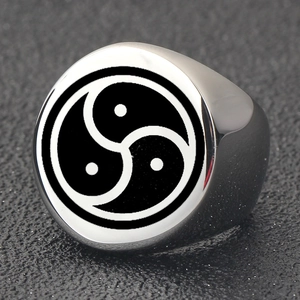 Makroaufnahme des Edelstahl-Siegelrings mit BDSM-Emblem-Gravur auf schwarzem Hintergrund