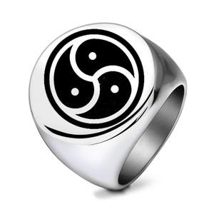 Vintage-Siegelring aus Edelstahl mit schwarzem BDSM-Triskelion-Totem auf weißem Grund