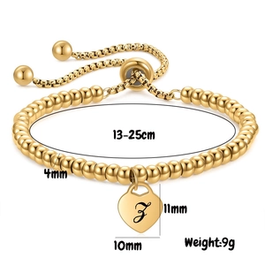 Dettaglio del bracciale a perline placcato oro 14K con ciondolo a cuore inciso con la lettera Z