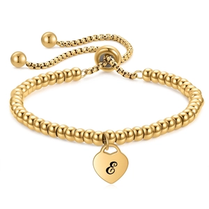 Dettaglio del bracciale a sfere placcato oro 14K con ciondolo a cuore e lettera E incisa