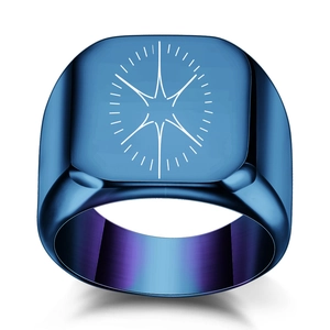 Bague chevalière carrée minimaliste en acier bleu avec gravure d'étoile et dégradé