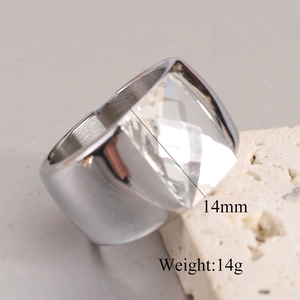 Détail d'une bague en acier de 14mm, poids 14g, avec un grand cristal à facettes