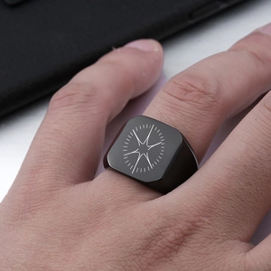 Bague chevalière carrée en acier noir mat avec étoile portée à l'index