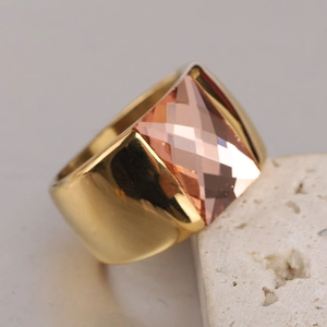 Bague large en acier doré sertie d'un cristal champagne 14mm sur un socle en pierre