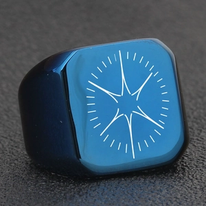 Vue macro de la bague chevalière bleue pour homme avec gravure d'étoile et texture brossée