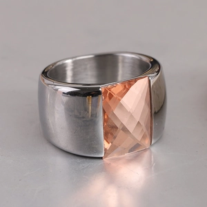 Détail d'une bague en acier de 14 mm avec une pierre précieuse rectangulaire champagne