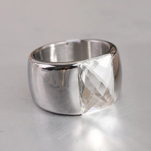 Détail macro de la bague en acier poli de 14mm avec incrustation de cristal carré