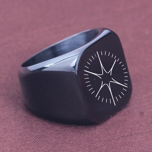 Macro de la bague chevalière noire pour homme avec motif d'étoile gravé au laser