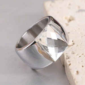 Vue détaillée d'une bague en acier inoxydable de 14mm avec un grand cristal carré