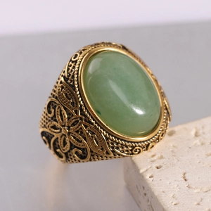 Bague vintage 22mm en acier doré avec pierre naturelle verte ovale et gravure florale