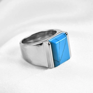 Makro-Detail eines breiten Edelstahlrings mit quadratischem Türkis-Stein-Inlay