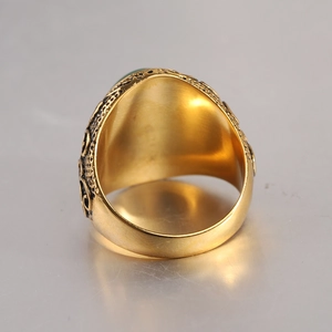 Vue détaillée de la bague rétro 22mm avec pierre verte et gravures baroques