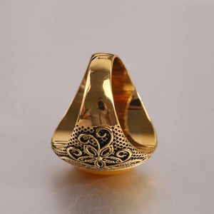 Vue détaillée d'une bague en acier doré 22mm avec motif floral vintage ajouré