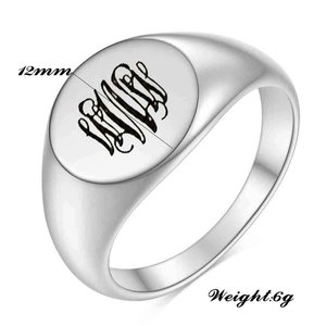 Detalle de un anillo de sello de 12mm en acero inoxidable plateado con letra grabada
