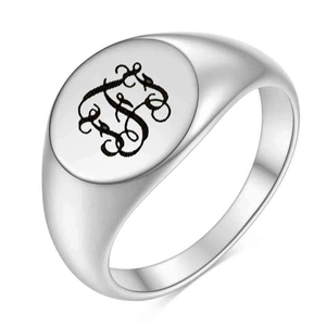 Detalle del anillo de sello plateado con letra grabada con láser y acabado pulido espejo