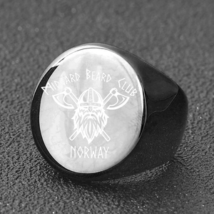Dettaglio macro dell'anello vichingo in acciaio nero con incisione Midgard Beard Club