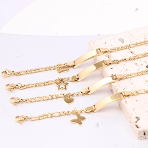 Nahaufnahme von Gold-Edelstahl-Figaro-Armbändern mit personalisierbaren Namensschildern