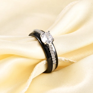 6mm zwarte keramiek en zilveren ring met micro-pave zirkoon op gouden zijden stof