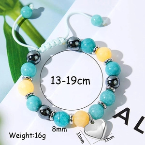 Dettaglio del bracciale a perline regolabile con ciondolo a cuore e perline