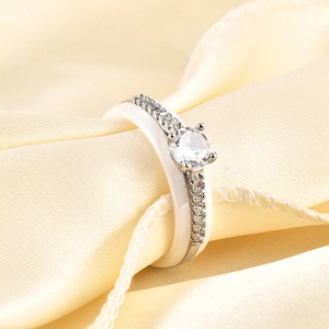 6mm witte keramische ring met micro-pave zirkonia op zijden achtergrond voor dames