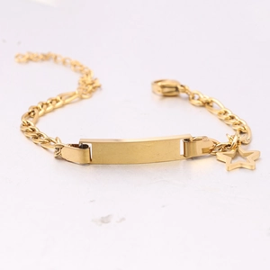 Detail eines 6mm Gold-Edelstahlarmbands mit Sternanhänger und praktischem Karabinerverschluss