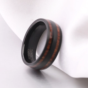 Vista macro dell'anello in carburo di tungsteno con intarsio in legno e incisione