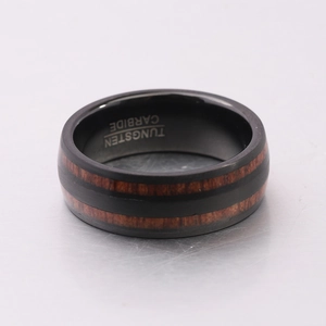 Dettaglio macro dell'anello in carburo di tungsteno nero da 8mm con intarsio in legno