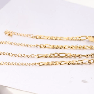 Detailansicht des 6mm goldenen Figaro-Armbands mit verstellbarer Kette und Karabiner