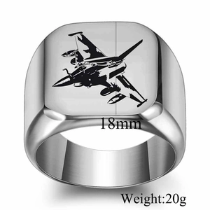 Detailansicht eines 18mm quadratischen Edelstahlrings mit laser-graviertem Kampfflugzeug