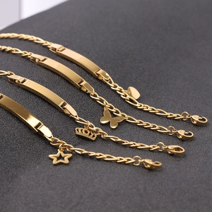 Detailansicht polierter goldener Edelstahl ID-Armbänder mit verschiedenen Anhängern
