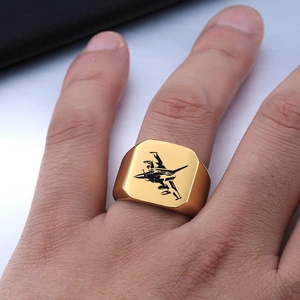 Herren Siegelring aus goldenem Edelstahl mit laser-gravierter Kampfjet-Silhouette