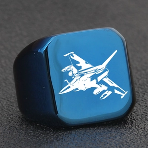 Makrodetail eines quadratischen Edelstahl-Siegelrings mit lasergraviertem Kampfjet-Design