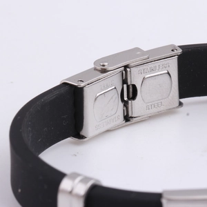 Detail der Edelstahl-Faltschließe am schwarzen Silikon-Hip-Hop-Armband für Herren