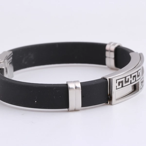Detail eines 10 mm breiten Silikon-Hip-Hop-Armbands mit Mäander-Muster auf Edelstahl