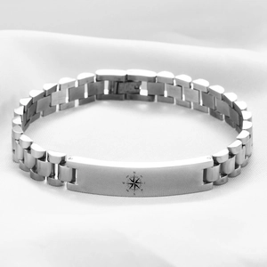 Vista macro del bracciale da 10mm in acciaio inossidabile con incisione laser bussola