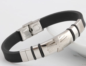 Makroaufnahme des 10mm Kreuz-Totems auf Edelstahl- und schwarzem Silikonarmband