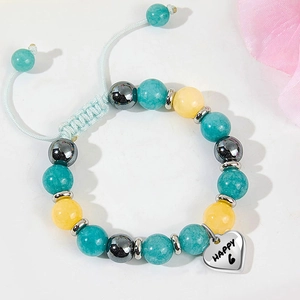 Dettaglio di bracciale di perline regolabile con ciondolo a cuore e Happy 6