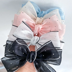 Détails de nœuds à cheveux multicolores en organza ornés de strass brillants et cristaux