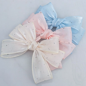Barrettes à cheveux élégantes en organza de soie avec strass en bleu, rose et blanc cassé